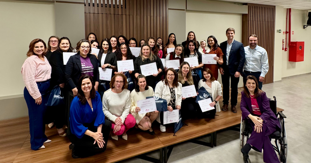 Turma do Ella Inova exibindo certificados