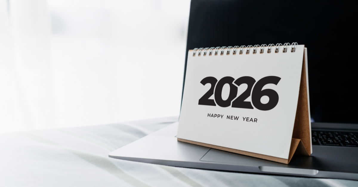 Calendário de 2026 ao lado de um computador