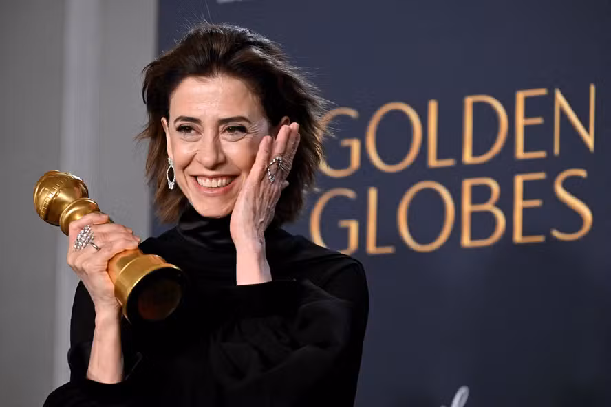 Fernanda Torres com o prêmio Globo de Ouro