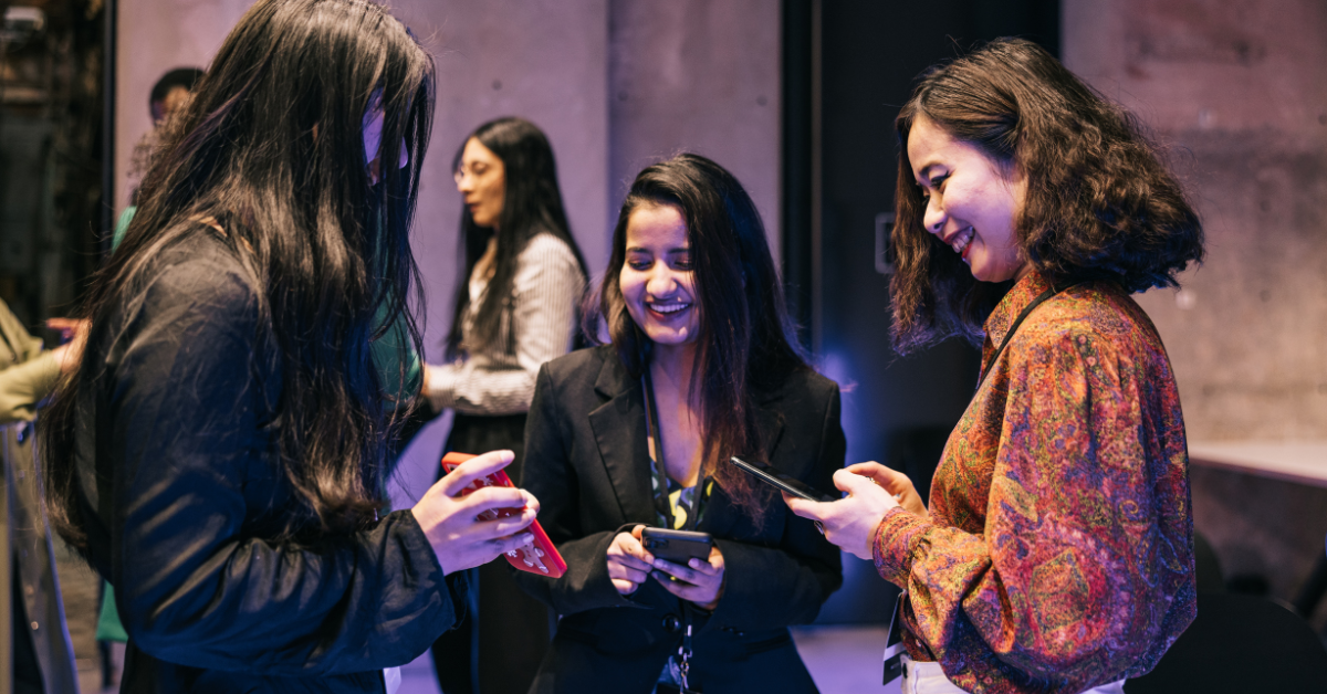 Mulheres conversando durante encontro de networking