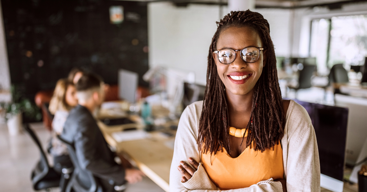 Empreendedora sorrindo em seu espaço de trabalho