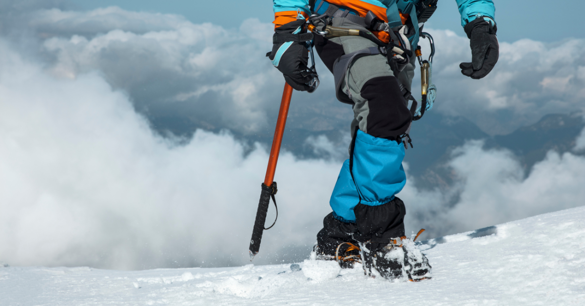 Alpinista avançando em uma trilha de neve