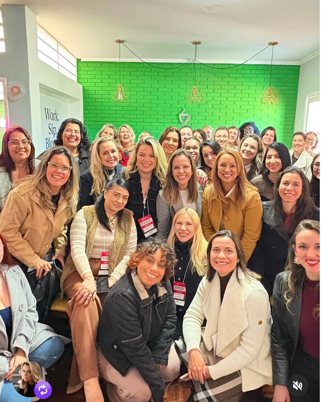 Grupo de mulheres em encontro do ecossistema Ella Hub