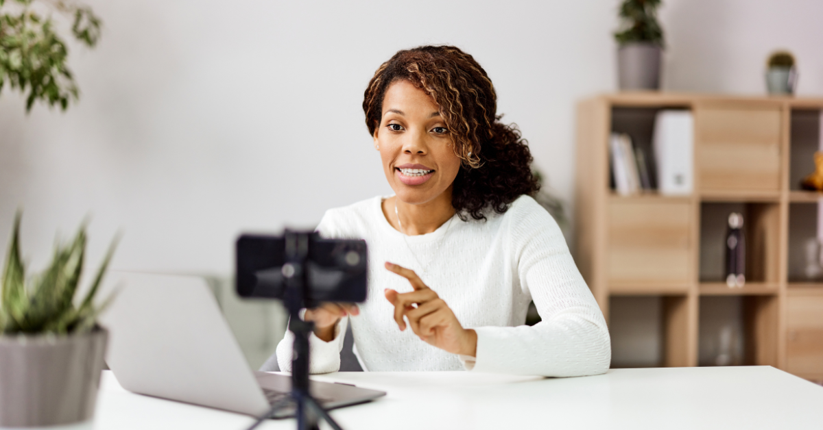 Empreendedora sorrindo durante uma gravação em vídeo