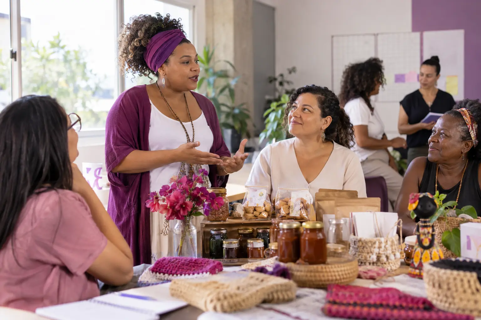Mulheres reunidas em um encontro da rede Ella Hub