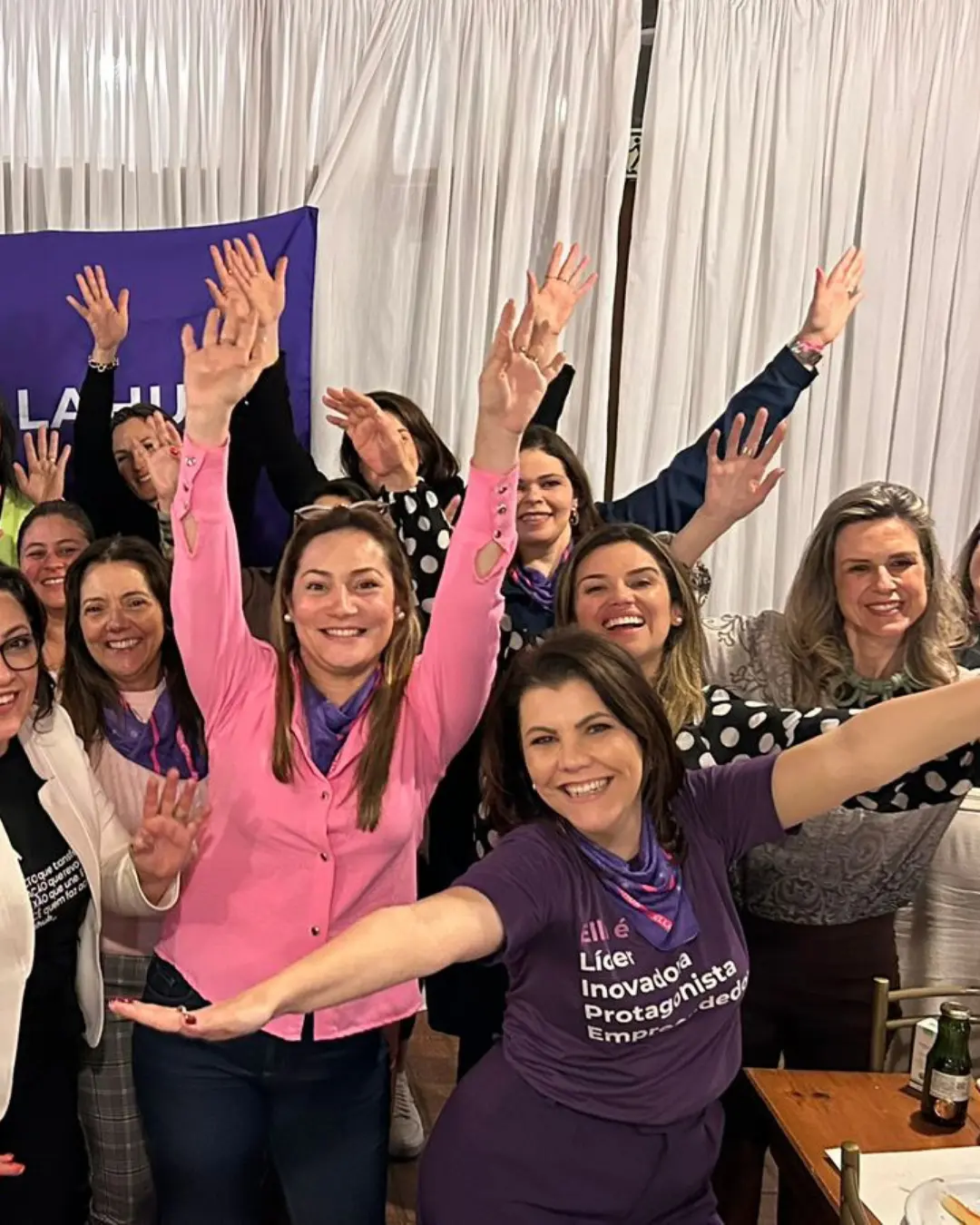 Mulheres celebrando juntas