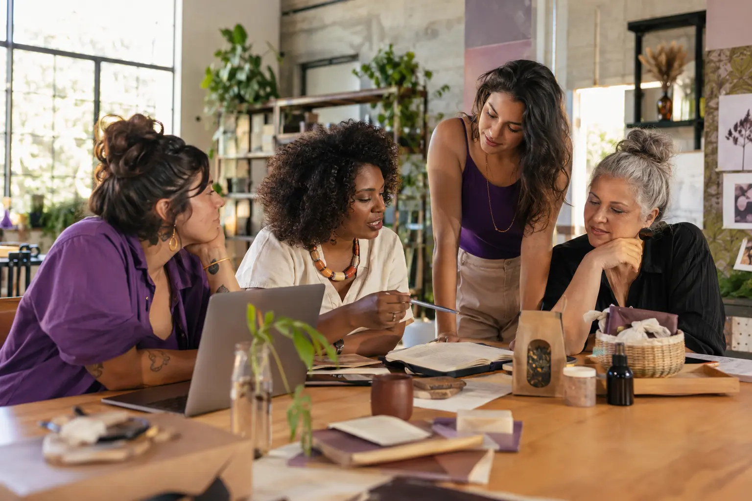 Mulheres empreendedoras reunidas em uma conversa colaborativa