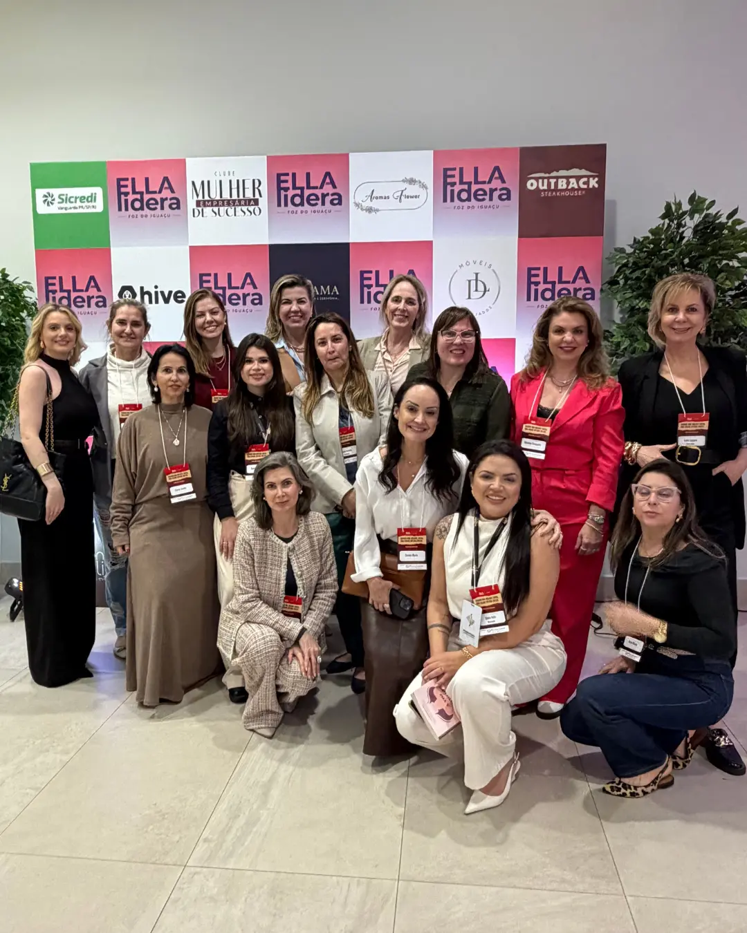 Mulheres reunidas em atividade do Ella Hub