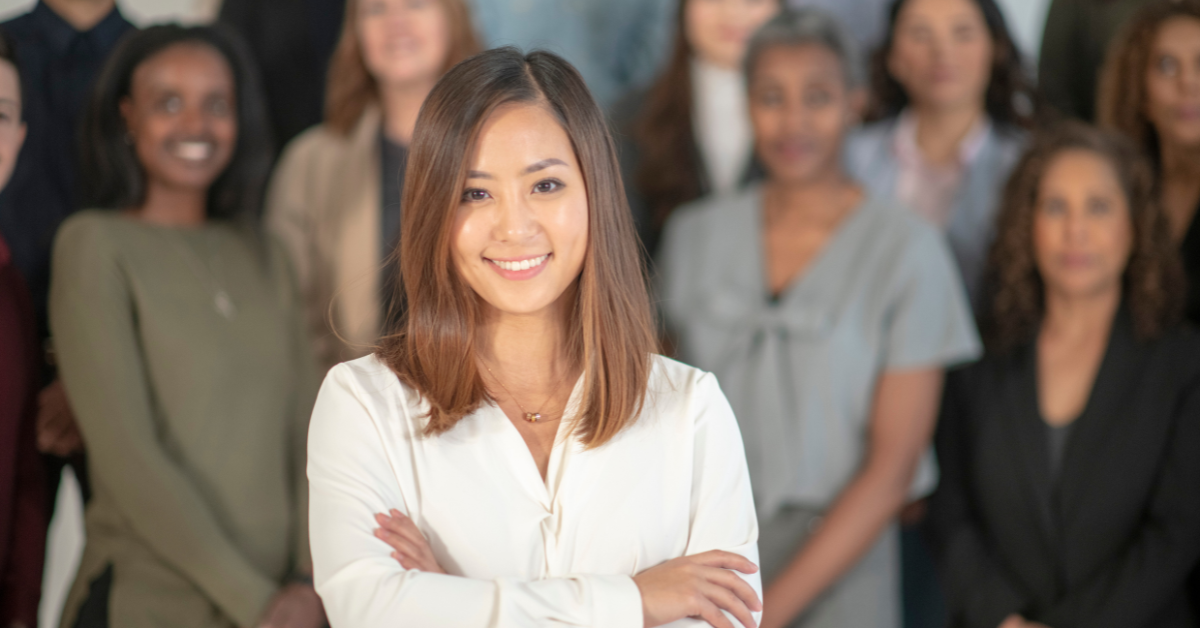 Empreendedora sorrindo durante uma conversa em grupo