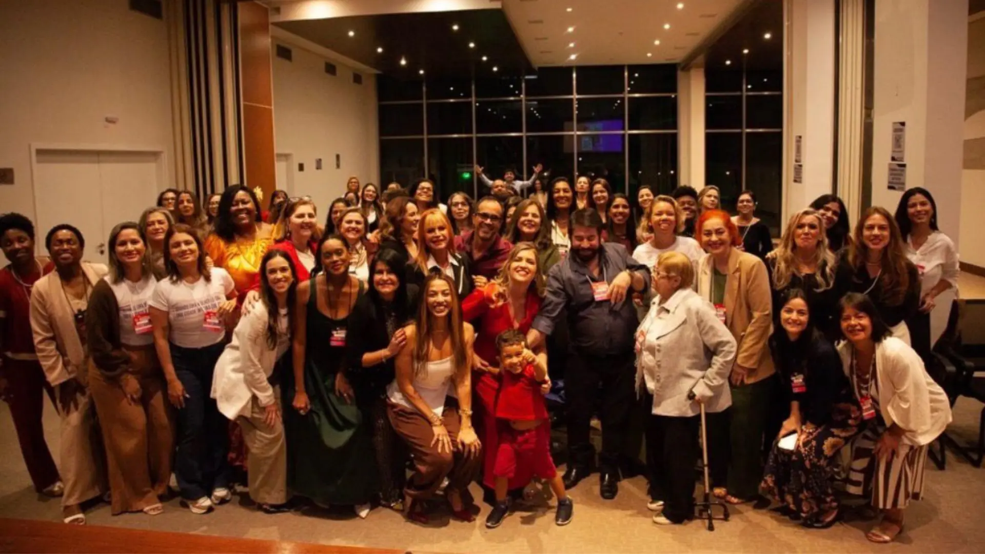 Mulheres reunidas em um evento do Ella Hub