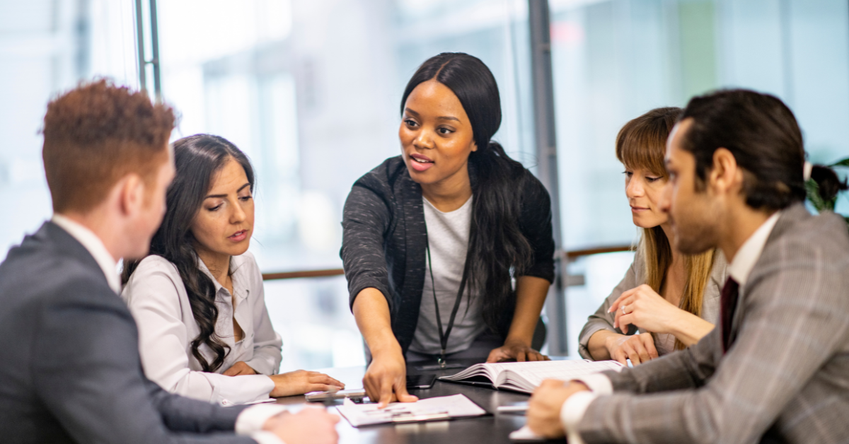 Mulher liderando uma reunião de equipe
