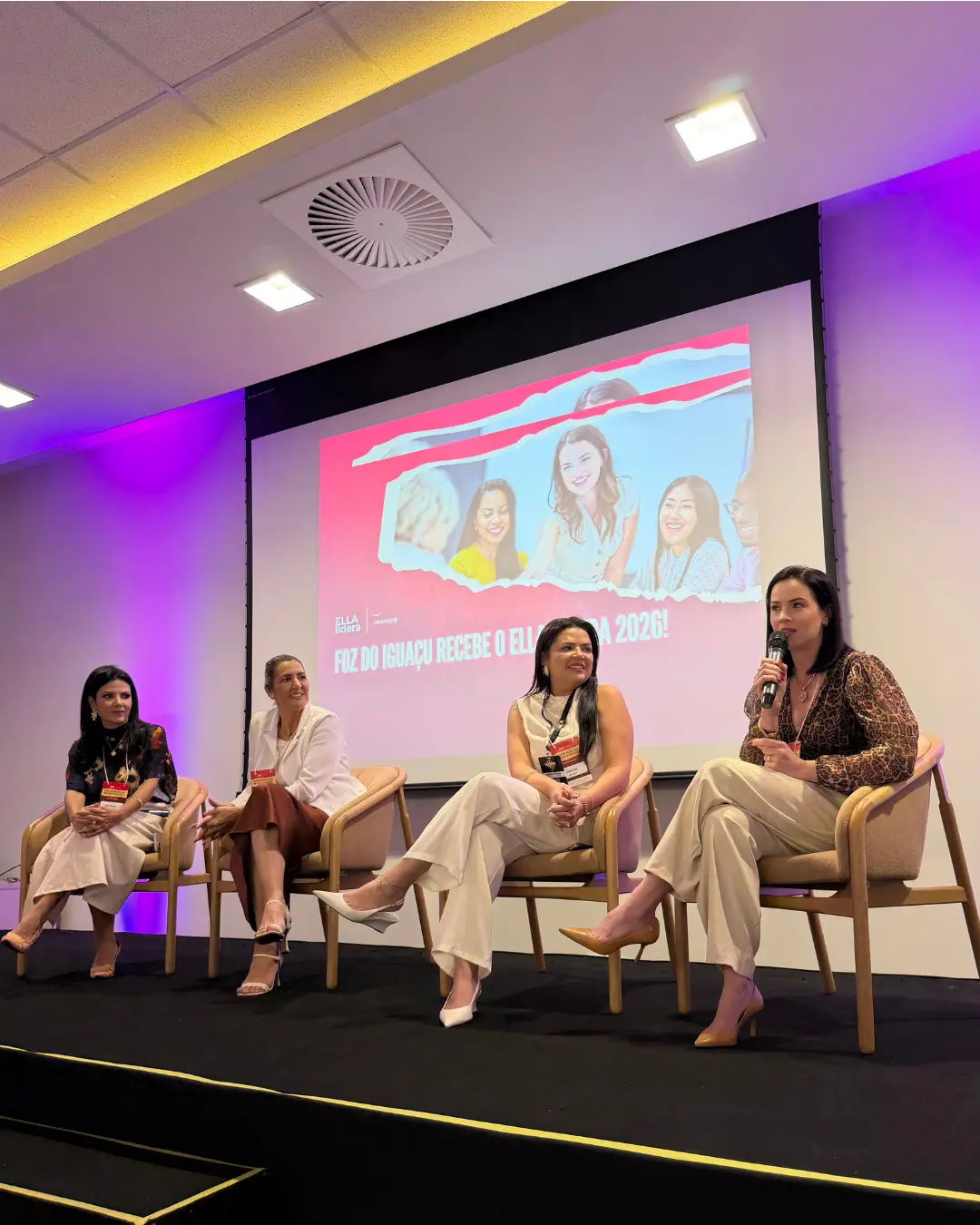 Mulheres em um painel do Ella Lidera